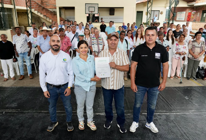 Corantioquia impulsa minería responsable con la entrega de las primeras licencias ambientales globales de 2025
